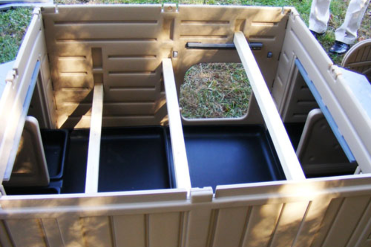 Large Plastic Snap Lock Chicken Coop with a Durable, Weather-Resistant Design.