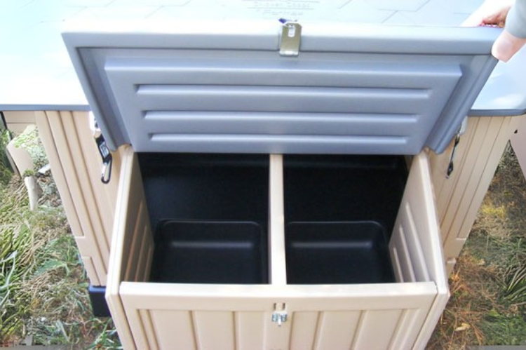 Large Plastic Snap Lock Chicken Coop with a Durable, Weather-Resistant Design.