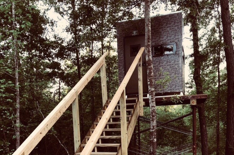 Aluminum and Insulated Deer Blinds 6' X 6' Elevated with 5' Base, Stairs, Porch & Railings Big Dogg