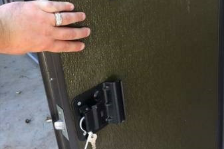 Aluminum and Insulated Deer Blinds 4' X 6' Elevated with 5' Base, Stairs, Porch & Railings Big Dogg