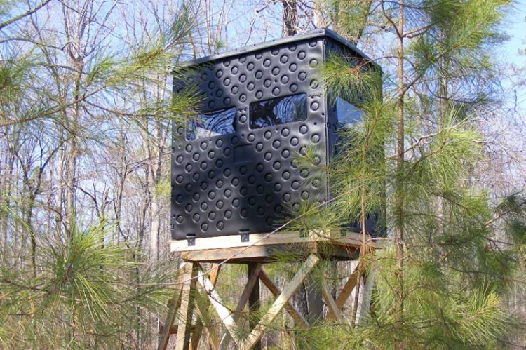 Enclosed online deer stands